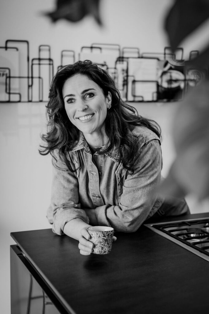 interieurontwerper met persoonlijke aanpak aan het werk voor een woonproject